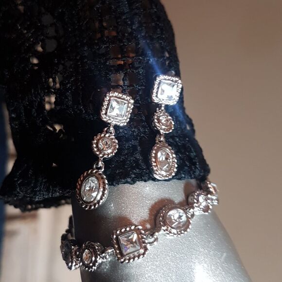 2 pc Silver tone crystal earring and bracelet set.  Never used - Picture 2 of 9